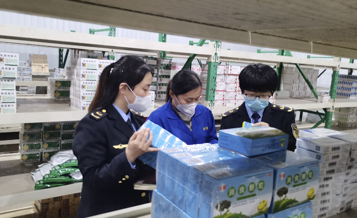 圖為執法人員檢查藥品購銷渠道。