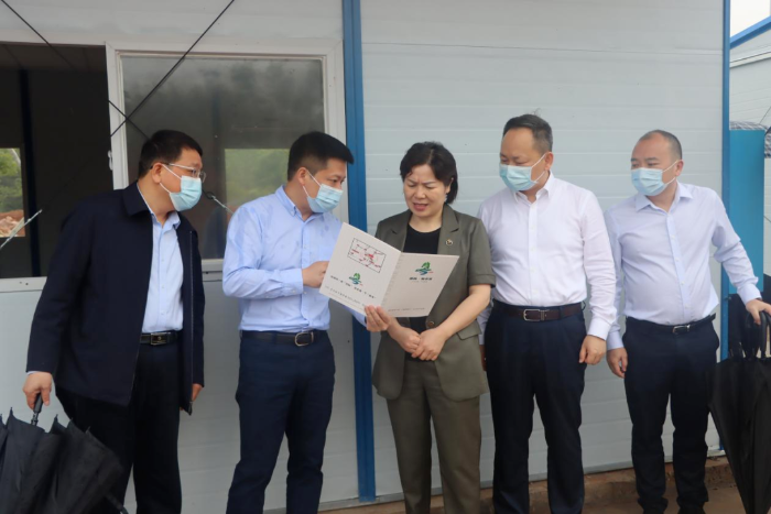 圖為調(diào)研組在湖南粵浙城調(diào)研。