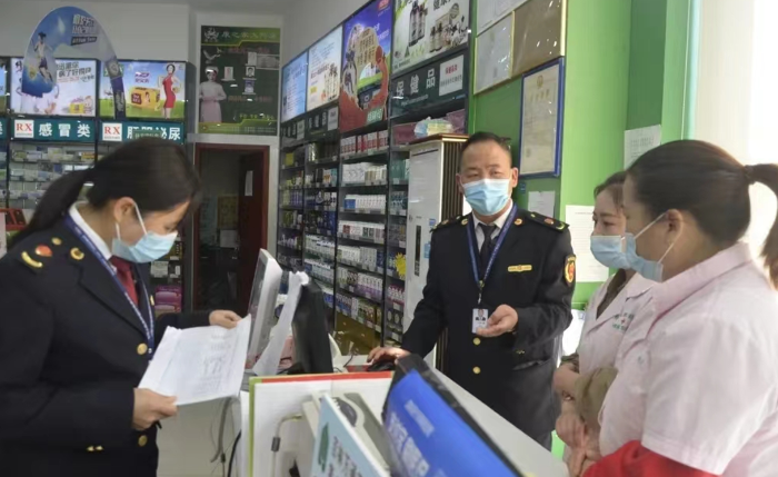 圖為盤州市市場監管局執法人員在一家藥店開展疫情期間“四類藥品”管控登記檢查。