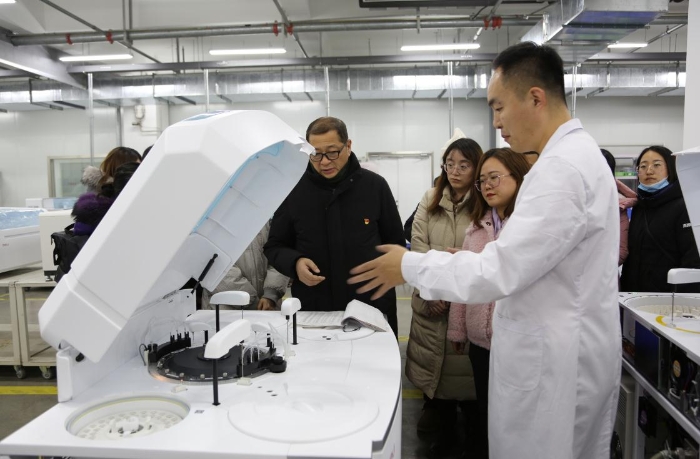 圖為吉林省藥品審批中心在吉林省迪瑞醫(yī)療科技有限公司生產(chǎn)車間調(diào)研。（資料圖，葉陽歡攝）