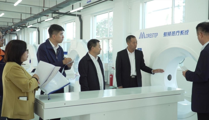 圖為吉林省藥監(jiān)局監(jiān)管人員在吉林省邁達(dá)醫(yī)療器械股份有限公司熱化療灌注機(jī)生產(chǎn)車間調(diào)研（資料圖，葉陽歡 攝）