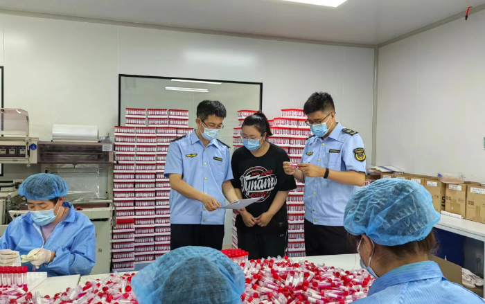 圖為第一分局監管人員在山東博科科學儀器有限公司檢查一次性使用病毒采樣管。