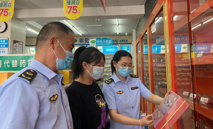 圖為臨海市市場監管局執法人員在一家藥店檢查藥品儲存情況。