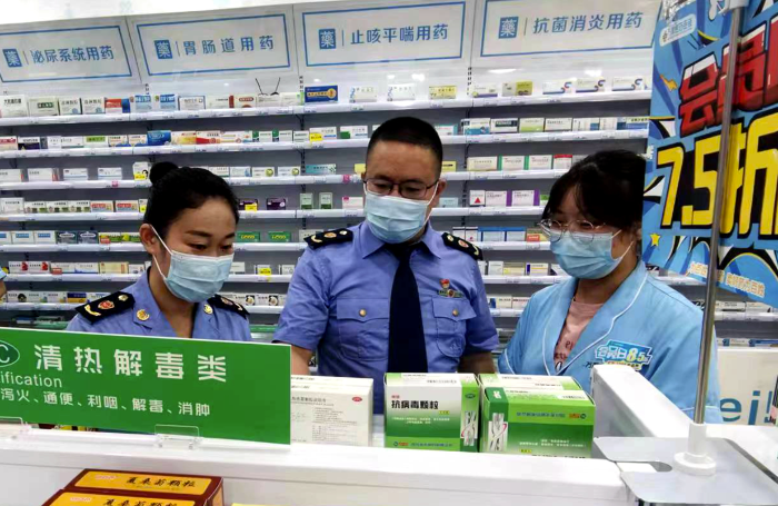 圖為涪陵區江東街道市場監管所執法人員在一家藥店檢查藥品。