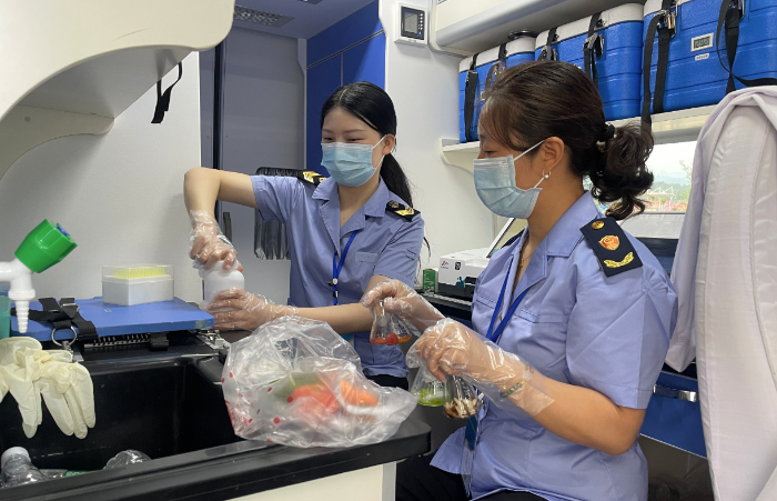 圖為7月9日，桐柏縣市場(chǎng)監(jiān)管局工作人員現(xiàn)場(chǎng)檢測(cè)食品樣品。