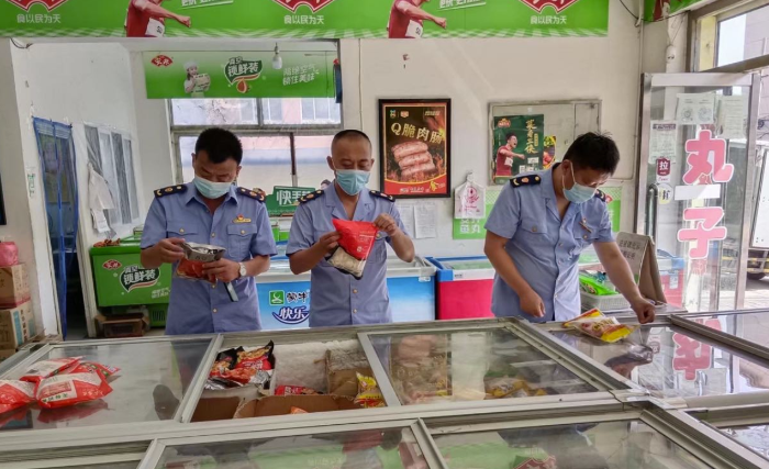 圖為黑山縣市場(chǎng)監(jiān)管局城南所執(zhí)法人員在一家超市檢查冷凍食品貯存情況。