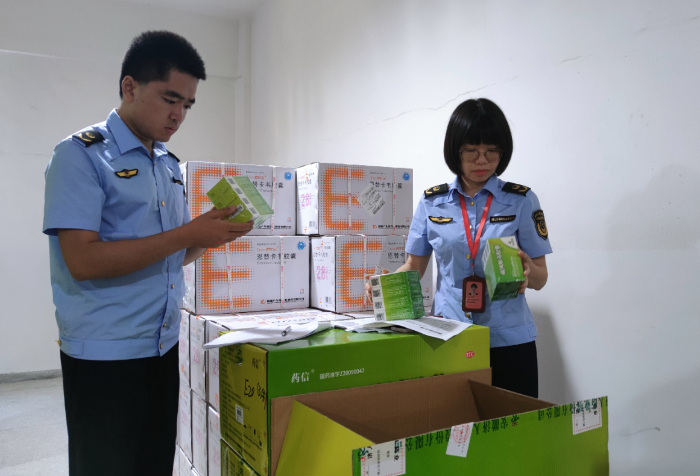 圖為第二檢查所執法人員在一家藥品生產企業檢查特殊藥品質量。