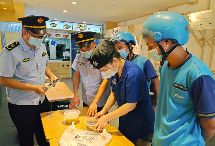 圖為7月25日，于都縣市場監(jiān)管局執(zhí)法人員在一家網(wǎng)絡(luò)餐飲單位檢查。