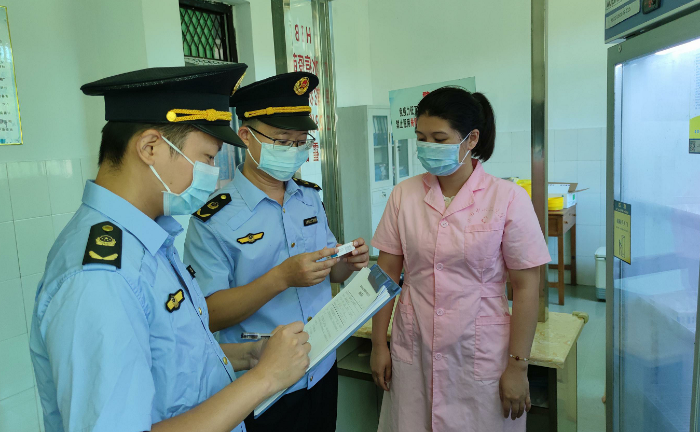 圖為8月5日，該局執(zhí)法人員在一家疫苗接種單位檢查疫苗質(zhì)量情況。