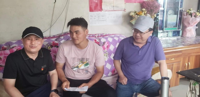 圖為黨員干部走訪慰問結對幫扶戶。