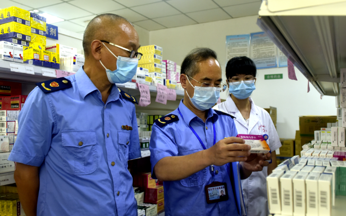 圖為該局新妙鎮市場監管所執法人員在一家民營醫院檢查藥品存放情況。