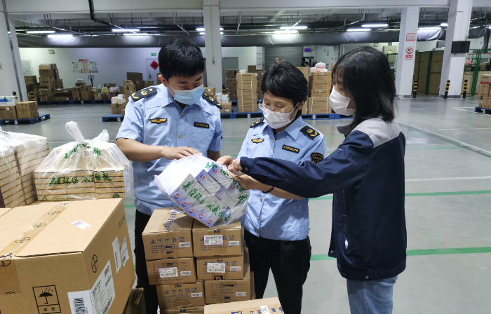 圖為第一分局監管人員在一家藥品經營企業檢查藥品儲存條件。