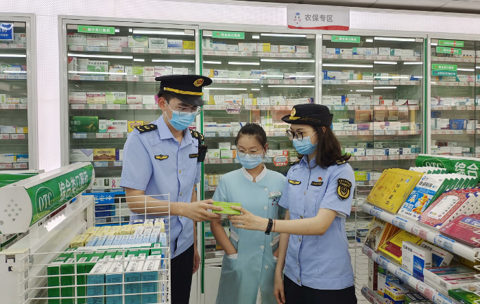 圖為該局執法人員在一家藥店檢查“四類藥品”存儲情況。