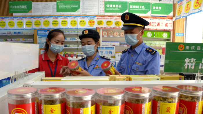 圖為8月22日，該局執法人員在一家藥店檢查中藥飲片儲存情況。