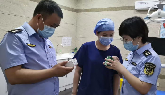 圖為該局執法人員在一家口腔醫院檢查麻醉藥品。