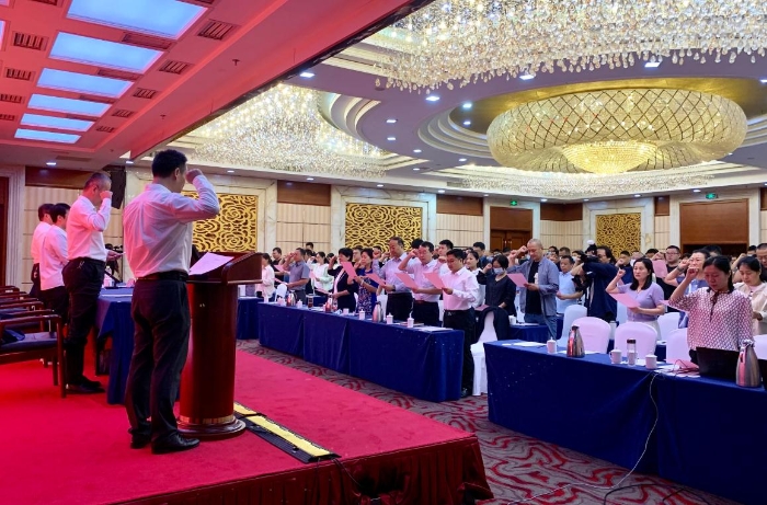 圖為山東省藥品生產(chǎn)檢查員集體宣誓。 圖為山東省藥品生產(chǎn)檢查員集體宣誓。