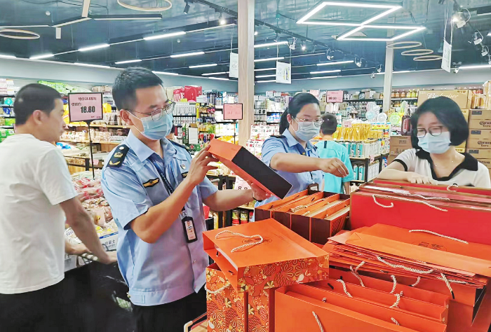 圖為該局執法人員在一家商超檢查月餅包裝。