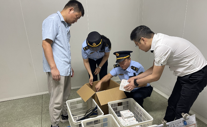 圖為山東省藥監局執法人員在該公司清點不合格藥品數量。