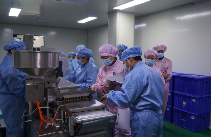 圖為第一分局工作人員在一家企業檢查集采中選藥品質量。