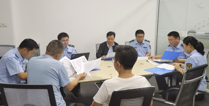 圖為第一分局監管人員檢查企業相關資質是否齊全。