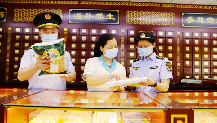 圖為9月21日,該局執法人員在一家零售藥店檢查中藥飲片質量。 圖為9月21日,該局執法人員在一家零售藥店檢查中藥飲片質量。