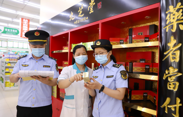 圖為9月23日，該局監管人員在一家零售藥店檢查。