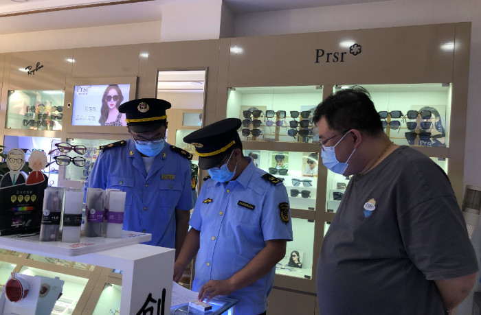圖為第四分局執法人員在一家眼鏡店查看進貨查驗記錄和銷售記錄。
