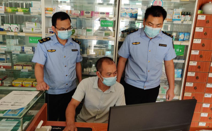 圖為該局執(zhí)法人員在一家藥店檢查“四類藥品”銷售登記。