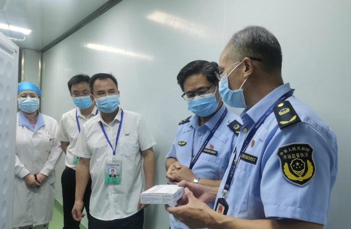 圖為該局執法人員在一家檢測機構檢查新型冠狀病毒核酸檢測試劑。