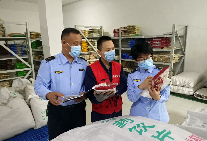 圖為第三分局檢查人員在一家中藥飲片經營企業檢查中藥飲片標簽。