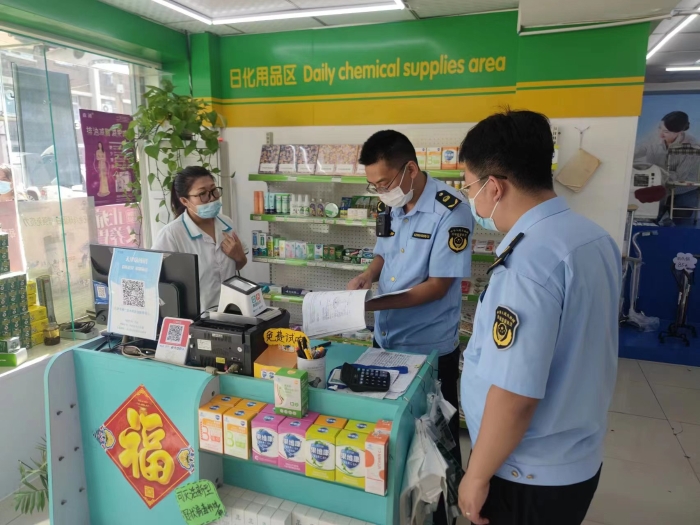 圖為監管部門工作人員在國慶期間現場檢查。