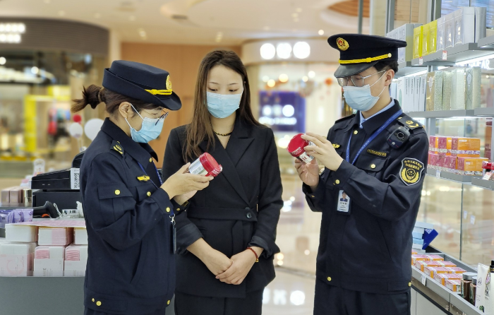 圖為該局執法人員在一家化妝品專賣店檢查商品限制使用日期。