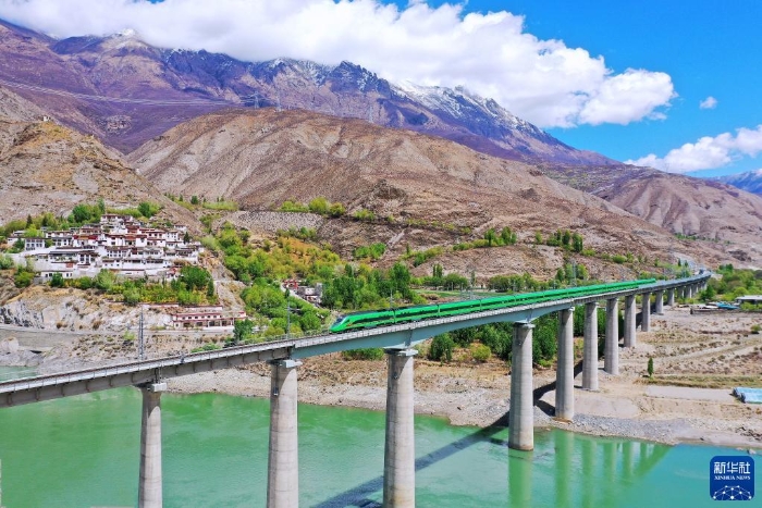 復(fù)興號(hào)列車行駛在西藏朗縣境內(nèi)（2022年4月14日攝）。新華社記者 覺(jué)果 攝