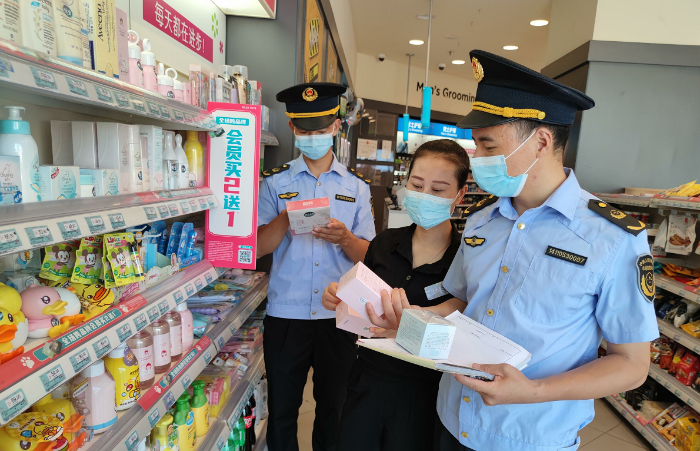 圖為該局執法人員在一家化妝品專賣店檢查嬰幼兒化妝品質量。