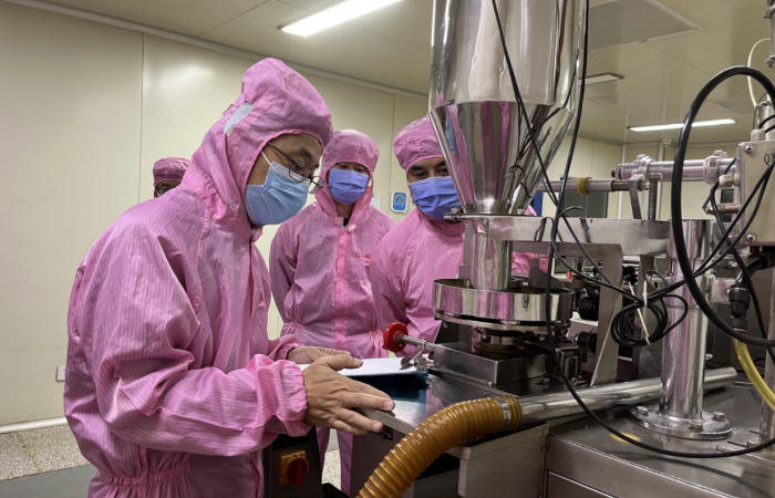 圖為第六分局對中藥持有人及藥品生產企業開展中藥生產專項檢查。