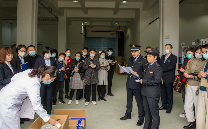 圖片為示范企業(yè)質(zhì)量負(fù)責(zé)人詳細(xì)講解藥品質(zhì)量管理建設(shè)情況并現(xiàn)場操作演示。