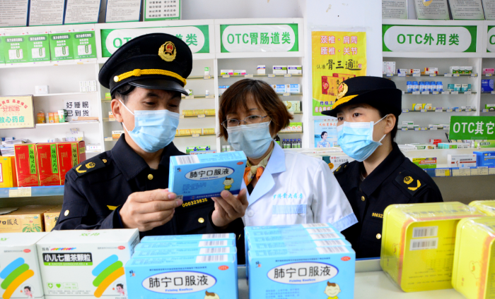 圖為該局馬武鎮市場監管所執法人員在一家藥店檢查。