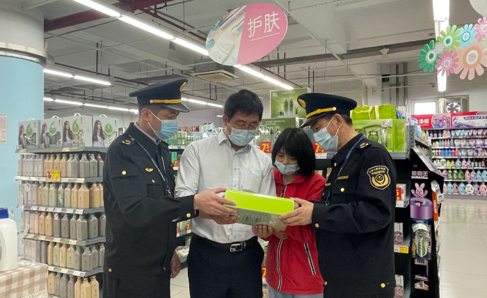 圖為該局監(jiān)管執(zhí)法人員在一家大中型商超檢查在售化妝品。