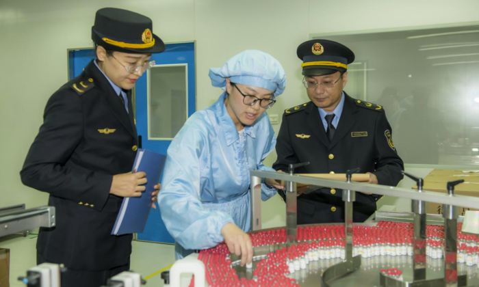 圖為第四分局執法人員在一家企業生產車間進行檢查。