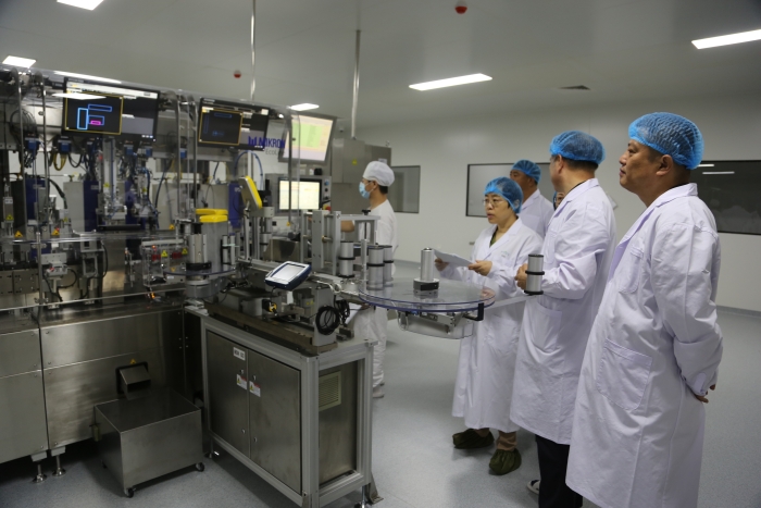 圖2為執法人員檢查指導企業生產運行情況。（葉陽歡攝）