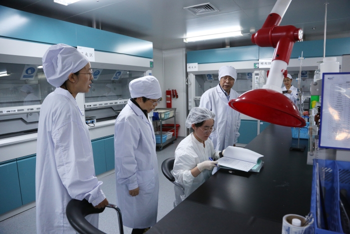 圖1為吉林省藥監局幫扶指導企業建立完善質量管理體系。（葉陽歡攝）