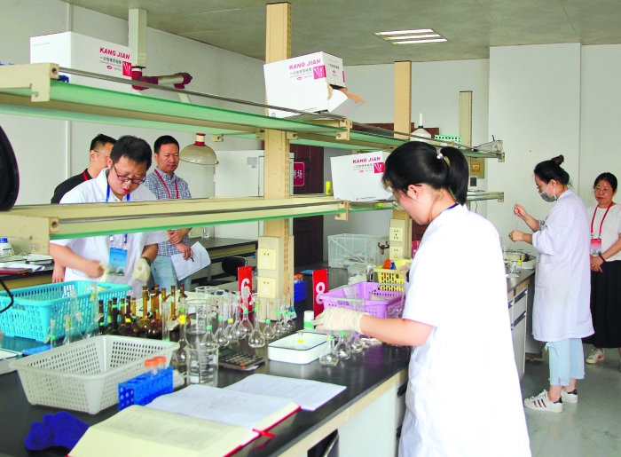 圖為今年9月17日安徽省藥品監(jiān)督檢驗技能競賽選拔賽實操比賽現(xiàn)場。 圖為今年9月17日安徽省藥品監(jiān)督檢驗技能競賽選拔賽實操比賽現(xiàn)場。