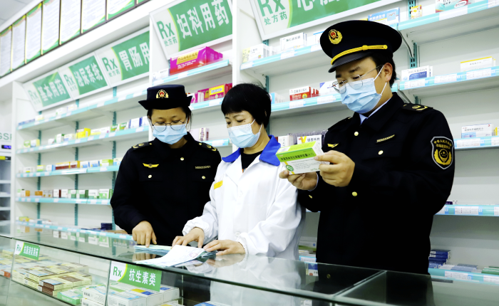 圖為11月29日，該局執法人員在一家藥店檢查藥品的進貨查驗記錄。