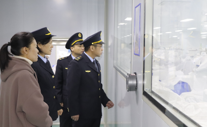 圖為該所檢查組對江西保爾安生物醫療科技有限公司開展醫用一次性防護服巡查。