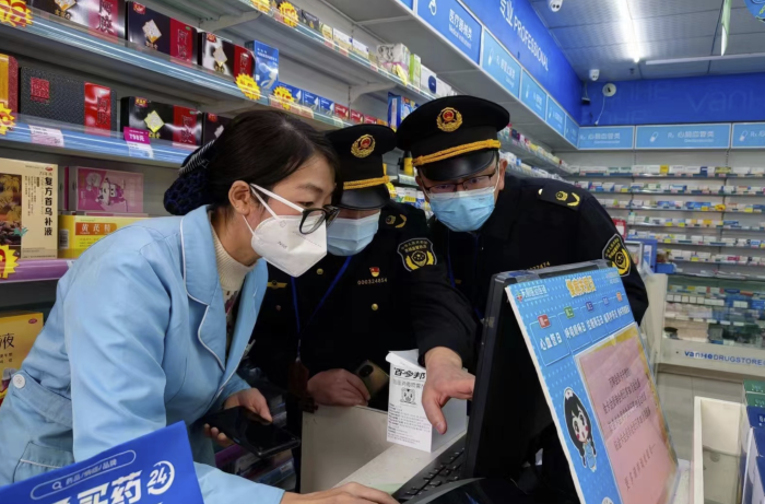圖為該局執(zhí)法人員在一家藥店檢查“四類藥品”登記情況。