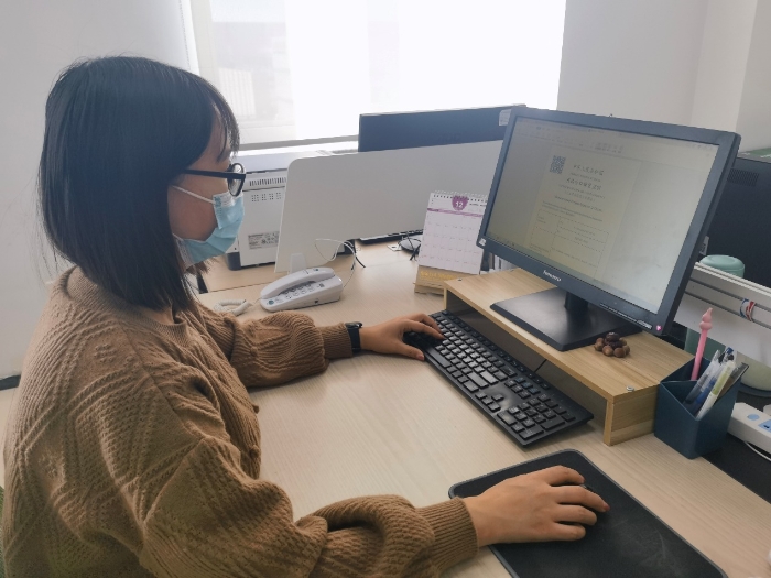 圖為電子證明下發后，企業人員下載查看證明。