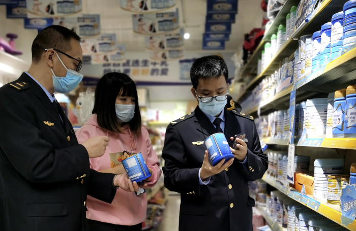 圖為該局焦石鎮(zhèn)市場監(jiān)管所執(zhí)法人員在一家母嬰食品專項店檢查食品保質(zhì)期。