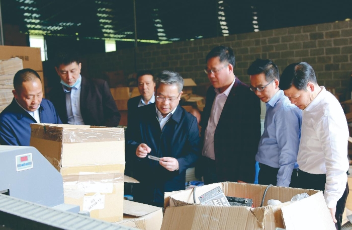 廣西壯族自治區(qū)藥監(jiān)局負(fù)責(zé)人現(xiàn)場(chǎng)督辦制售假冒化妝品“黑窩點(diǎn)”大案（李方 攝影）