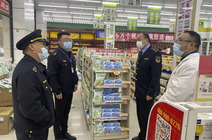 圖為滁州市市場監管局執法人員在一家藥店檢查防疫藥品供應情況。