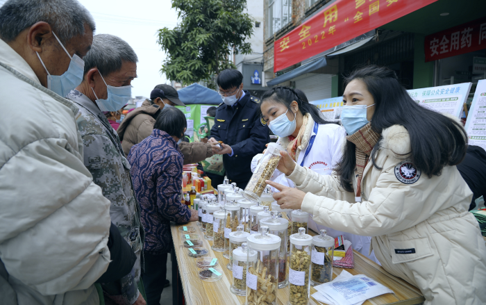 圖為工作人員現場向群眾講解常用中藥材的鑒別知識，普及藥品安全相關法律法規。